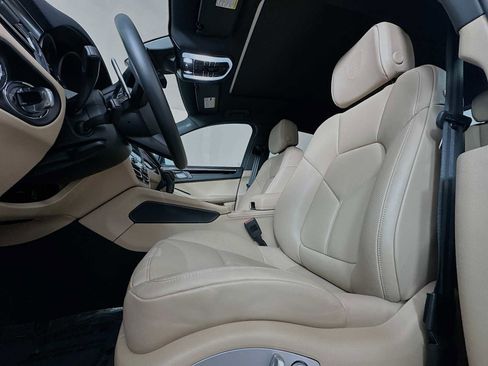 Certified 2024 Porsche Macan image 5