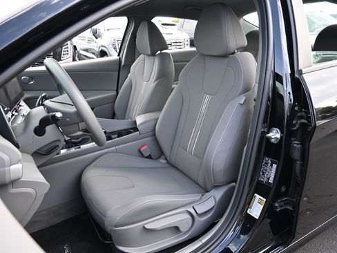 Used 2024 Hyundai Elantra Blue FWD image 18