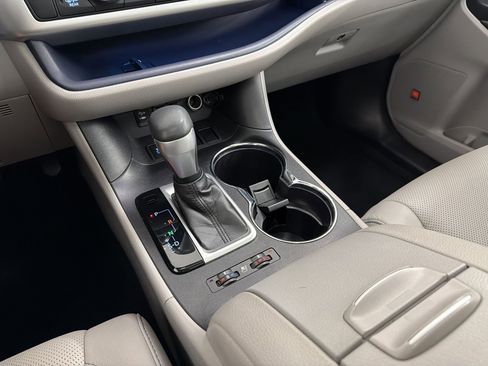 Used 2019 Toyota Highlander Limited Platinum FWD image 18