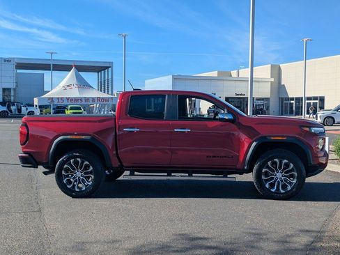 Used 2024 GMC Canyon Denali image 8