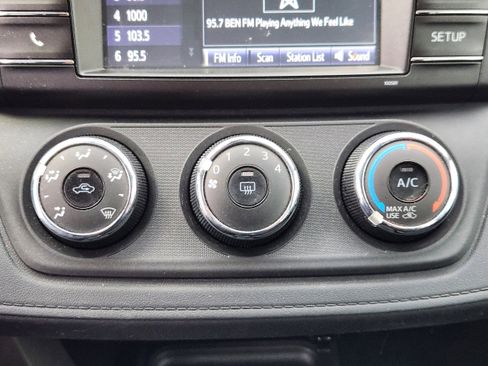 Used 2018 Toyota RAV4 LE w/ All Weather Liner Package AWD/4WD image 20