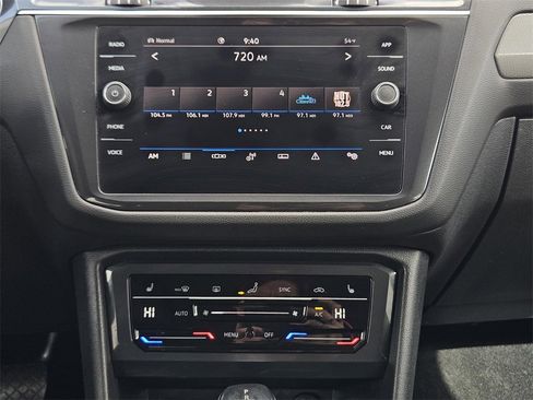 Used 2022 Volkswagen Tiguan SE image 13