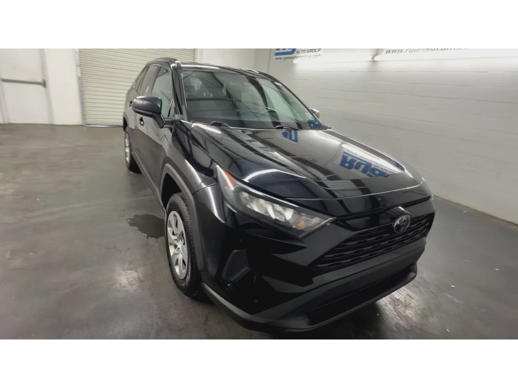 Used 2021 Toyota RAV4 LE FWD image 3