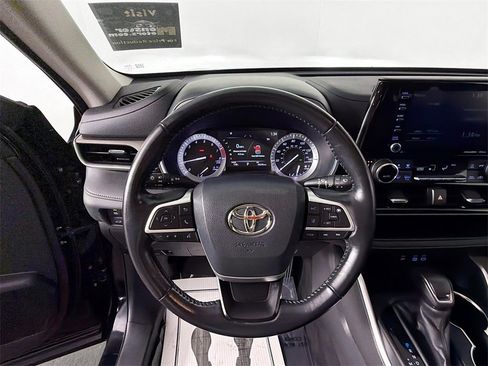 Used 2022 Toyota Highlander XLE image 11