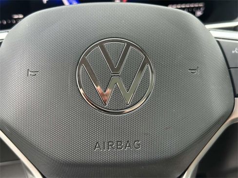 Certified 2022 Volkswagen Tiguan SE image 24