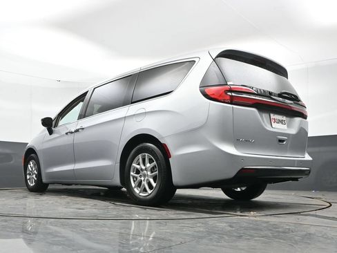 Used 2024 Chrysler Pacifica Touring-L FWD image 30