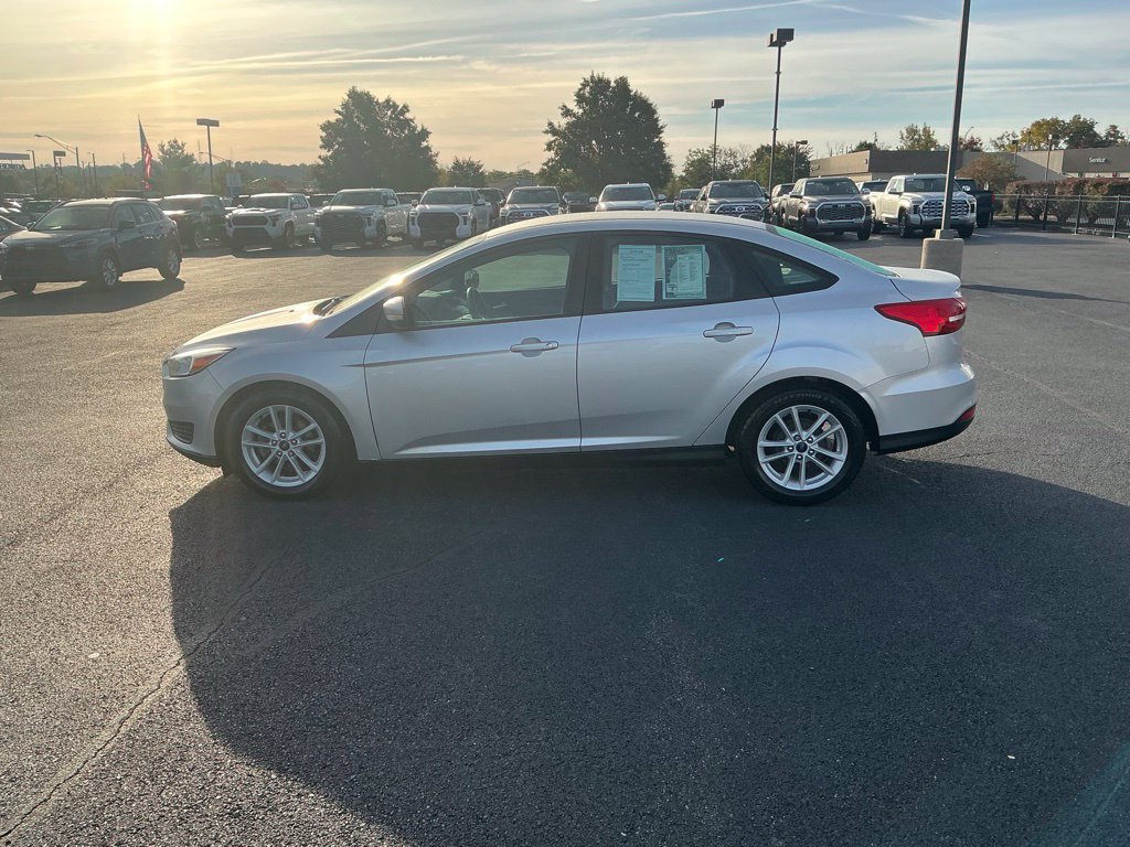 Used 2018 Ford Focus SE w/ Cold Weather Package FWD image 10