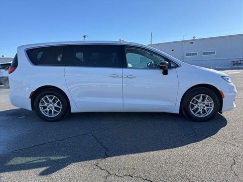 Used 2024 Chrysler Pacifica Touring-L image 10