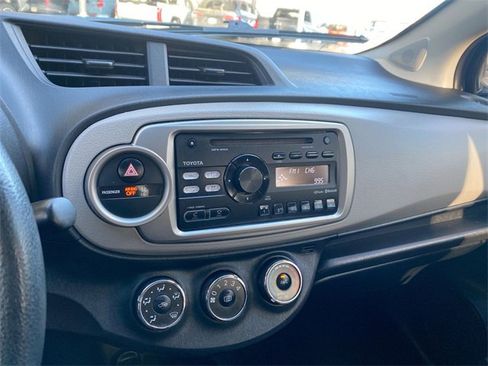 Used 2013 Toyota Yaris L image 16