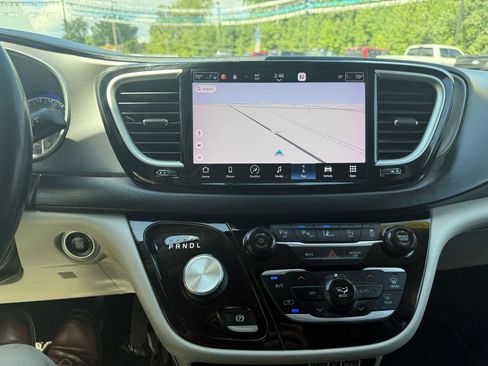 Used 2022 Chrysler Pacifica Touring-L w/ Uconnect Theater Family Group FWD image 21