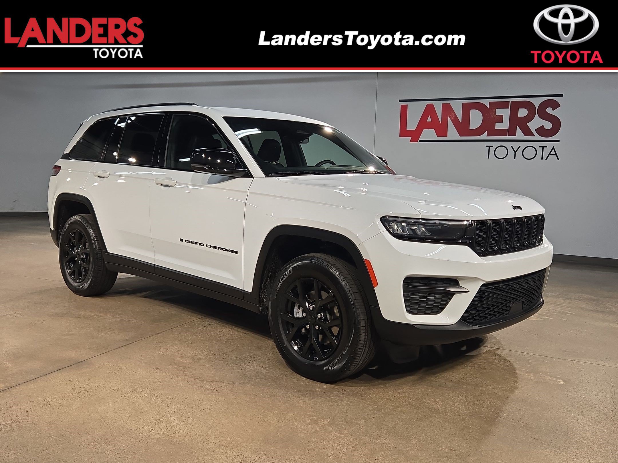 Used 2025 Jeep Grand Cherokee Altitude AWD/4WD image 1