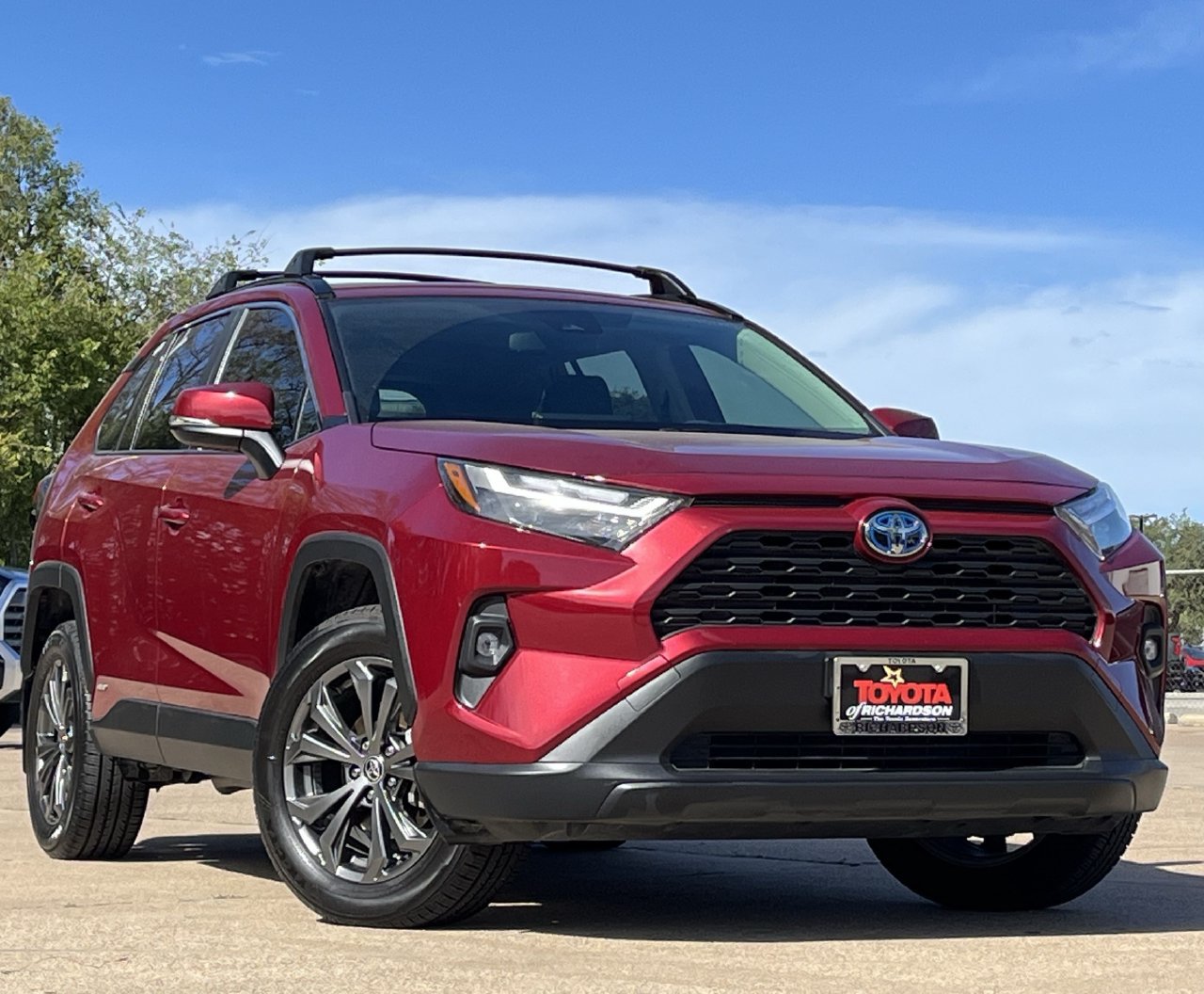 Used 2023 Toyota RAV4 XLE Premium AWD/4WD image 2