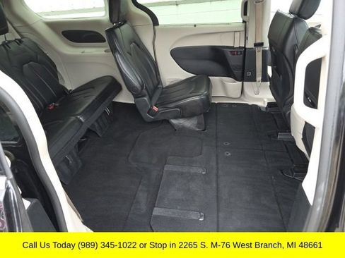 Used 2023 Chrysler Pacifica Touring-L FWD image 44
