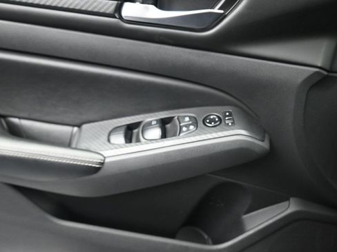 Used 2024 Nissan Altima 2.5 SV image 12