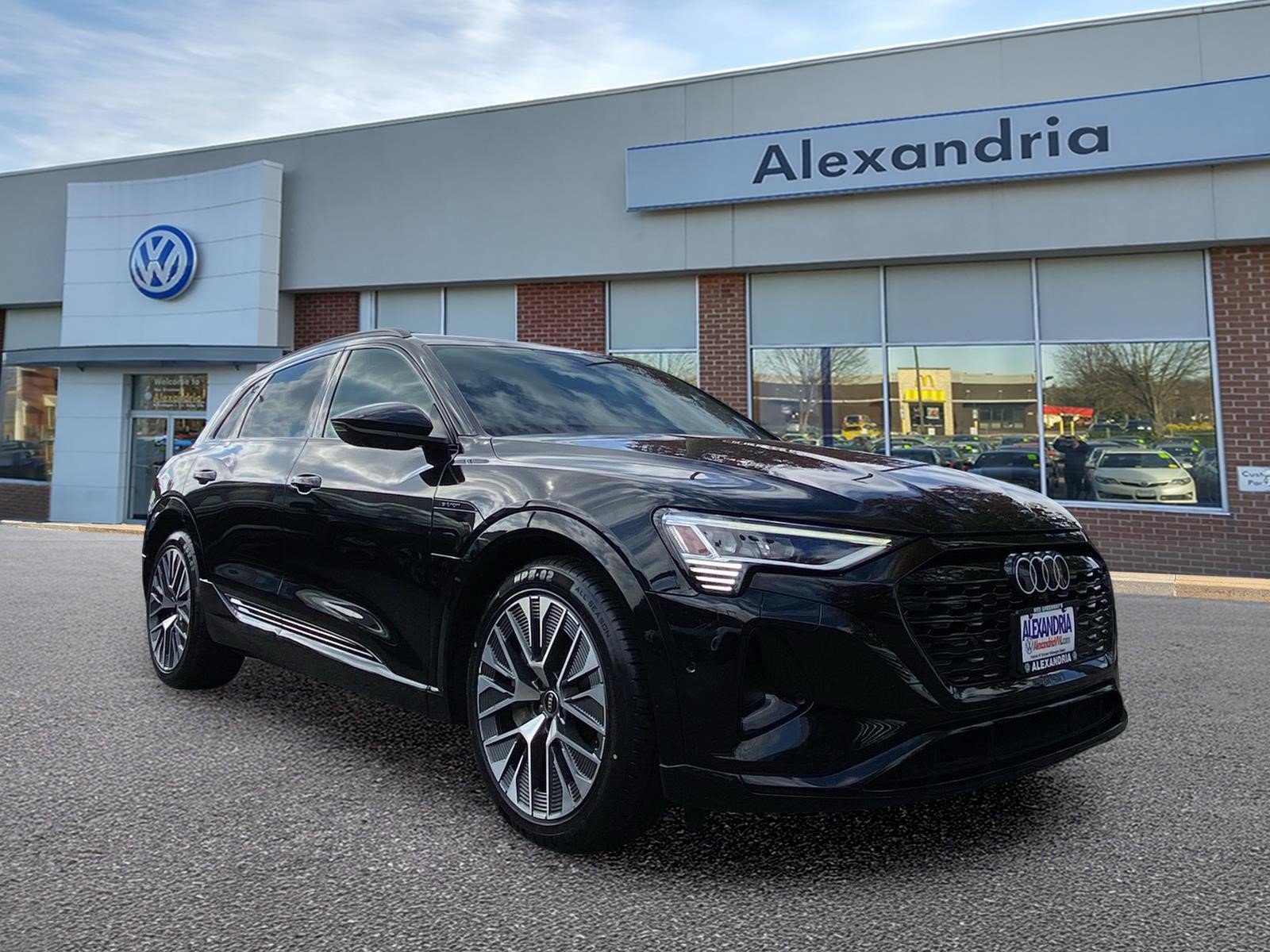 Used 2024 Audi Q8 e-tron Premium Plus AWD/4WD image 1