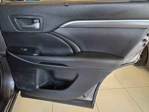 Used 2019 Toyota Highlander SE AWD/4WD image 29