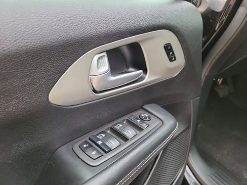 Used 2024 Chrysler Pacifica Limited w/ S Appearance Package image 7