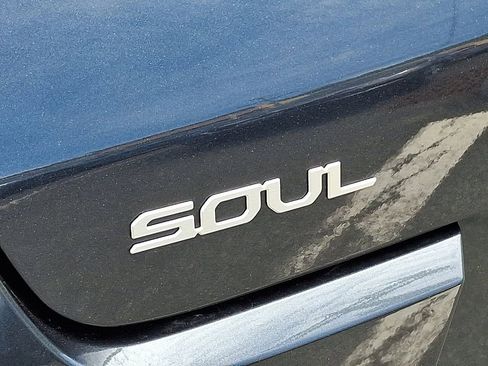 Used 2025 Kia Soul LX FWD image 30