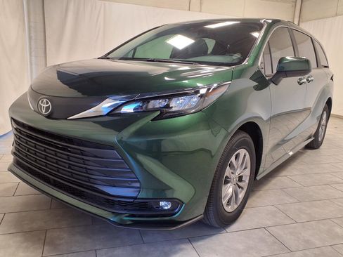 New 2026 Toyota Sienna XLE image 3