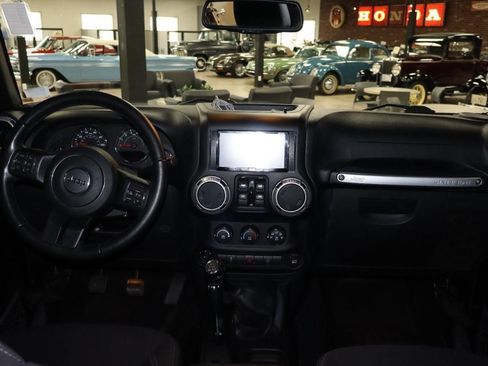 Used 2017 Jeep Wrangler Unlimited Sahara w/ Connectivity Group AWD/4WD image 12