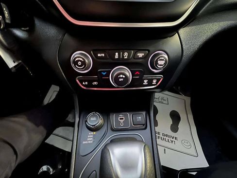 Used 2019 Jeep Cherokee Latitude w/ Popular Appearance Group image 17