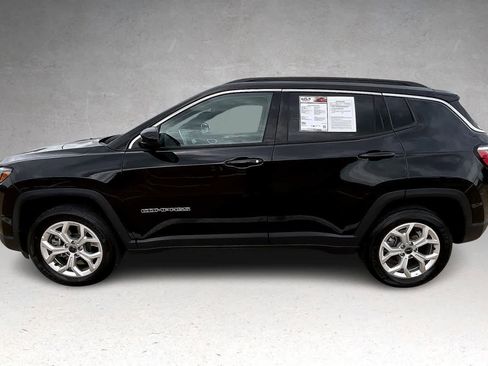 Used 2025 Jeep Compass Latitude image 3
