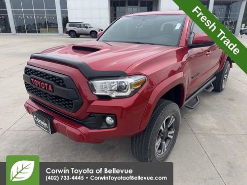 Used 2016 Toyota Tacoma TRD Sport AWD/4WD image 5