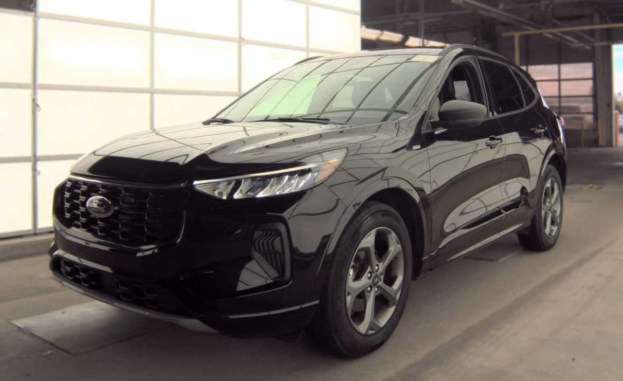 Used 2023 Ford Escape ST-Line w/ Tech Pack #1 AWD/4WD image 1