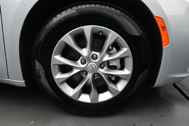 Used 2026 Chrysler Pacifica Limited FWD image 18