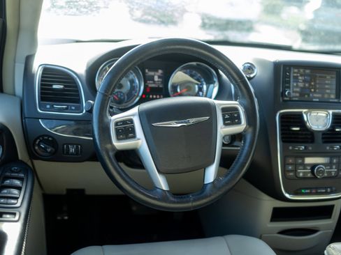 Used 2015 Chrysler Town & Country Touring w/ Driver Convenience Group image 27