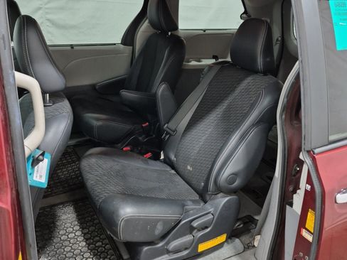 Used 2014 Toyota Sienna SE FWD image 11