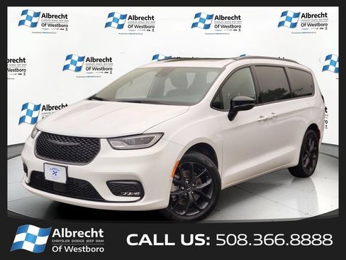 Used 2023 Chrysler Pacifica Limited w/ Uconnect Theater Family Group AWD/4WD image 1