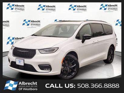 Used 2023 Chrysler Pacifica Limited w/ Uconnect Theater Family Group