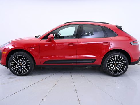 Used 2025 Porsche Macan image 2