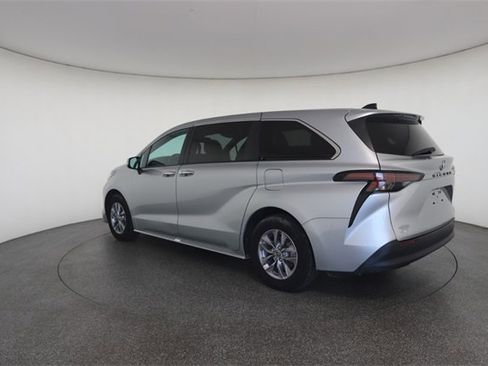 Used 2023 Toyota Sienna XLE image 11