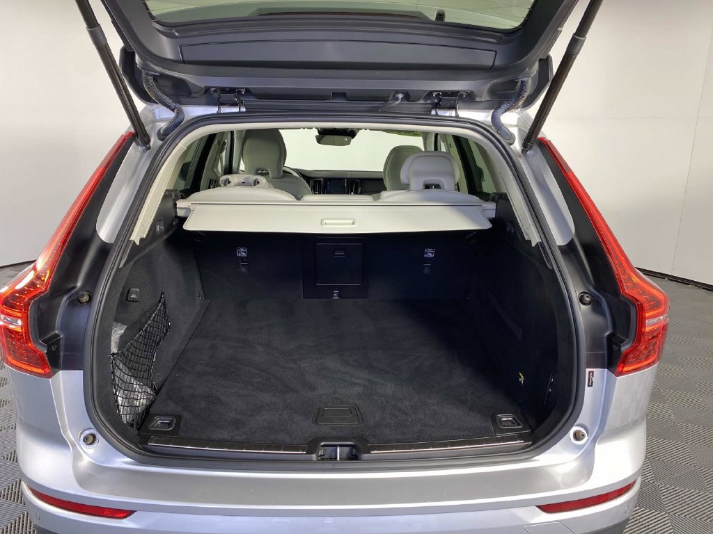Used 2019 Volvo XC60 T5 Momentum w/ Premium Package FWD image 8