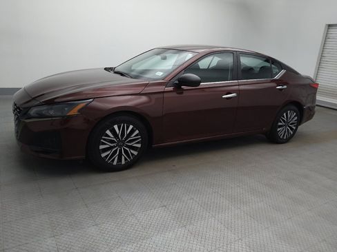 Used 2025 Nissan Altima 2.5 SV FWD image 2