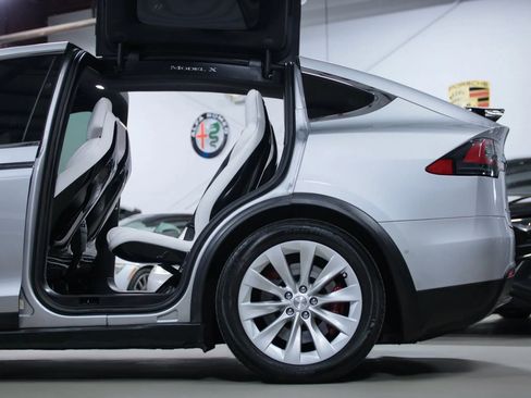 Used 2017 Tesla Model X 90D image 23