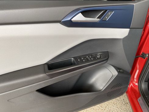 Used 2023 Volkswagen Taos SE w/ Panoramic Sunroof Package image 11