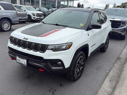 Used 2025 Jeep Compass Trailhawk AWD/4WD image 17