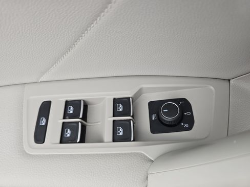 Used 2022 Volkswagen Tiguan SE FWD image 29