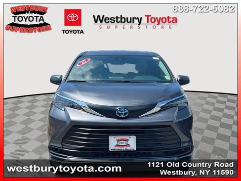 Used 2025 Toyota Sienna LE FWD image 3