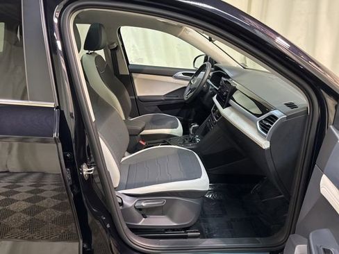 Certified 2025 Volkswagen Taos SE w/ Panoramic Sunroof Package image 35