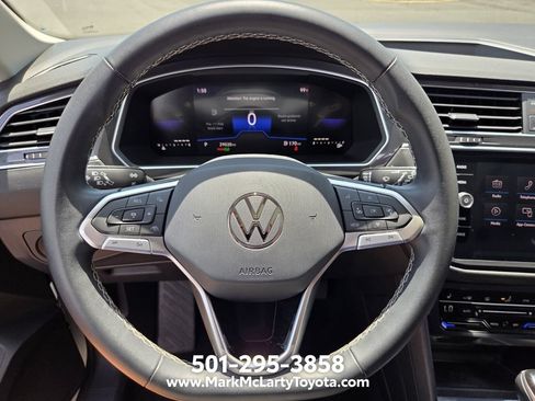 Used 2023 Volkswagen Tiguan SE w/ Panoramic Sunroof Package FWD image 31