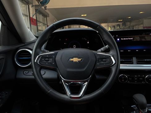 Used 2025 Chevrolet Trax LT w/ LT Convenience Package FWD image 32
