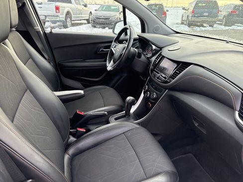 Used 2022 Chevrolet Trax LT w/ LT Convenience Package image 17