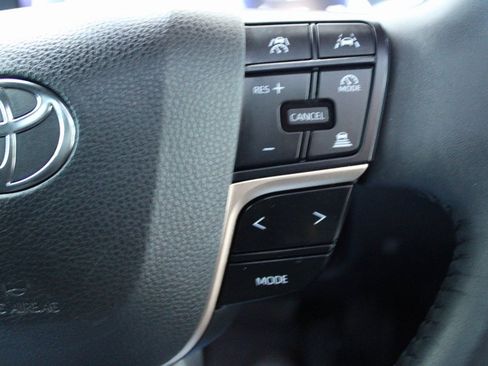 Used 2023 Toyota Crown Limited image 31