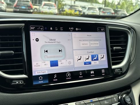 Used 2024 Chrysler Pacifica Touring-L FWD image 12