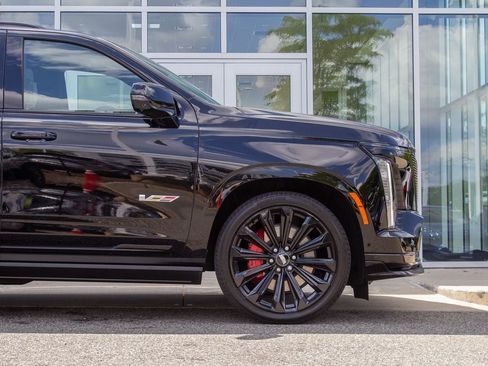 Used 2025 Cadillac Escalade V AWD/4WD image 5
