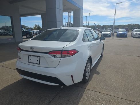 Used 2021 Toyota Corolla LE image 9